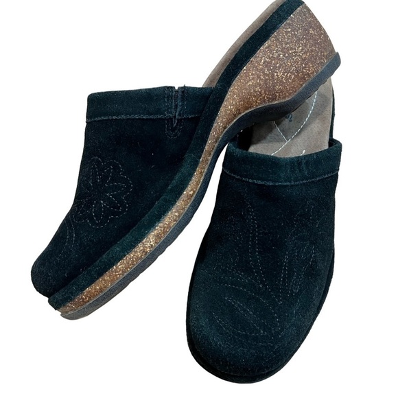 DOCKERS black suede clogs with decorative floral stitching - Picture 1 of 12